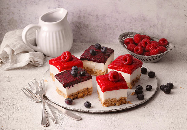 Quarkschnitten mit zweierlei Fruchttopping