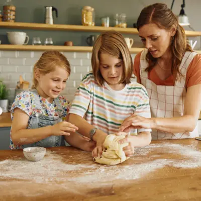 Kinder backen mit ihrer Mutter mit Produkten von SweetFamily nach Kinderrezepten von SweetFamily