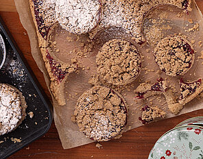 Streuselplätzchen mit Himbeerfüllung