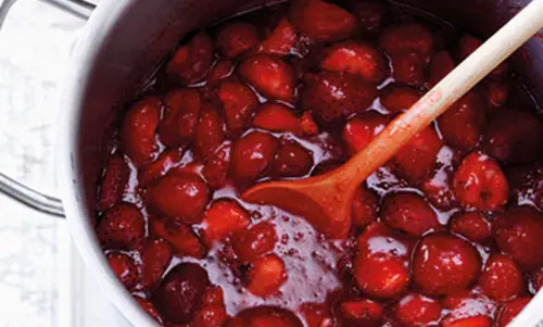 5. Die Frucht-Zucker-Masse … Ein Topf voll mit roten gelierten Früchten