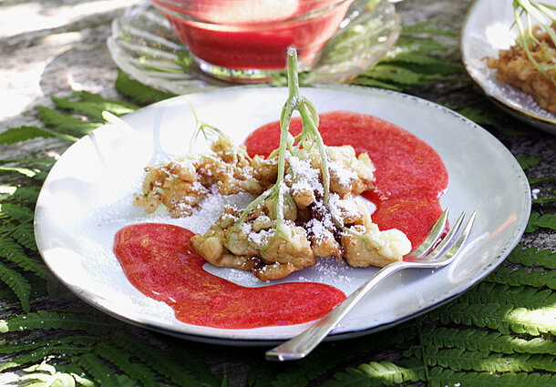 Gebackene Holunderblüten mit Erdbeersauce (Rezept)