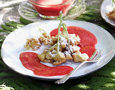 Gebackene Holunderblüten mit Erdbeersauce