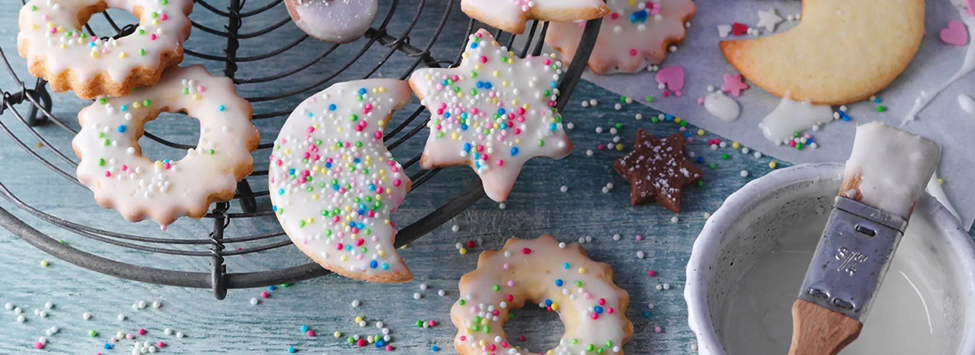Weihnachtskekse mit bunten Streuseln 