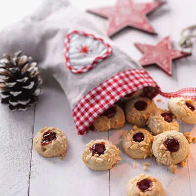 Engelsaugenplätzchen in einem Weihnachtsbeutel