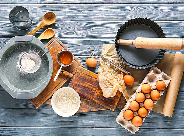 Blick von oben in eine Springform, in der Kuchen ist