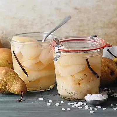 Ein Glas Apfel‑Birnen‑Konfitüre mit Zitronenmelisse