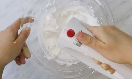 Mit dem Handmixer wird die Masse gut verrührt