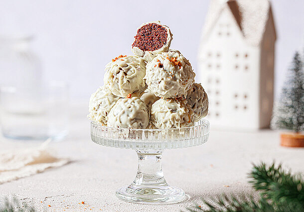 Spekulatius-Marzipan-Pralinen mit weißer Schokolade