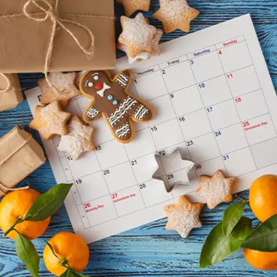 Backkalender von SweetFamily mit selbstgebackenen Keksen, Mandarinen und Geschenken.