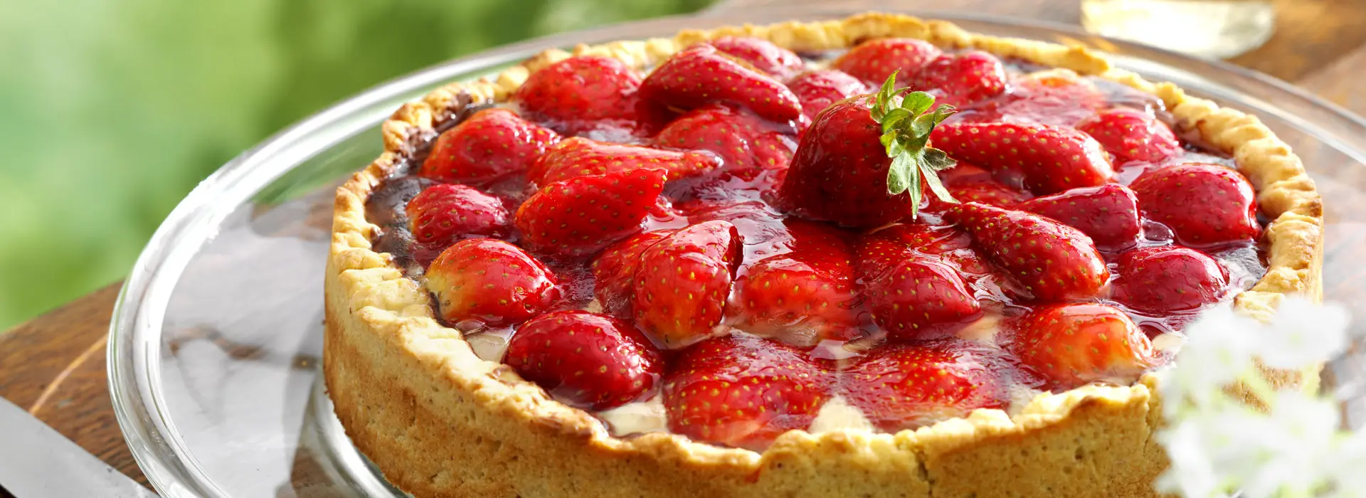 Saftige Erdbeertarte auf dem Gartentisch