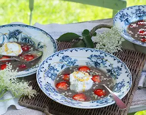 Holunderblüten-Kaltschale mit Schneeeiern