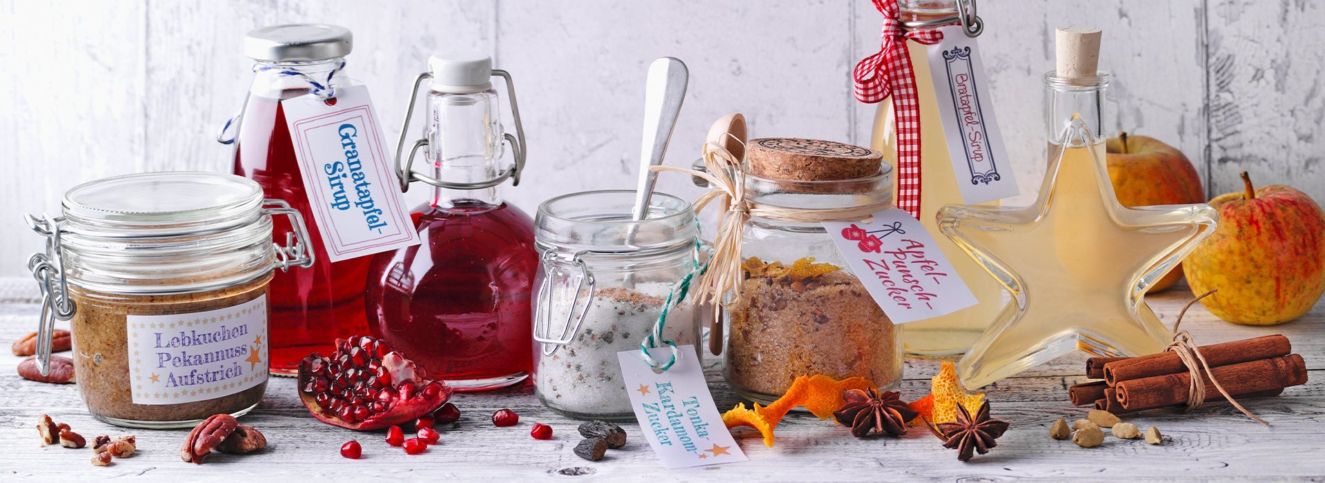 Eine Auswahl an Marmeladen und Sirupen gemacht nach Rezepten von Sweet Family Etiketten gestalten