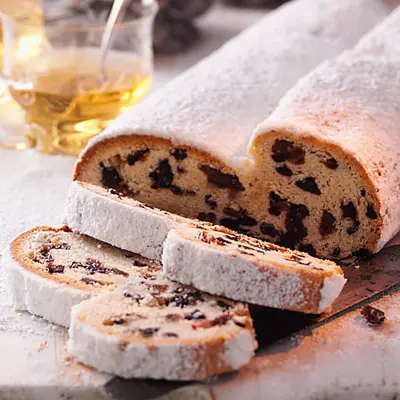 Weihnachtsstollen mit Rosinen und Puderzucker