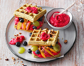 Matchawaffel-Sandwich mit Himbeercreme