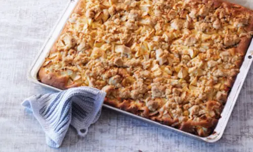 Rezept für Apfelkuchen Gebackener Apfelkuchen kommt frisch aus dem Ofen