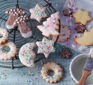 Verzierte Weihnachtsplätzchen mit Streuseln und Zuckerguss