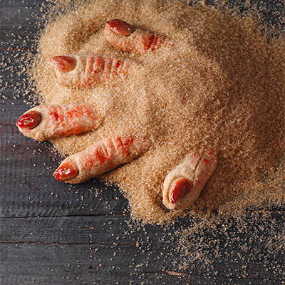 Ein Tablett mit Hexenfinger-Keksen aus Mürbeteig, dekoriert mit roter Marmelade und Mandeln