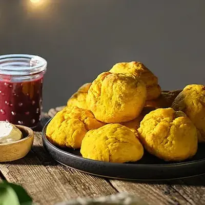 Goldenen Brötchen neben einem Glas Marmelade