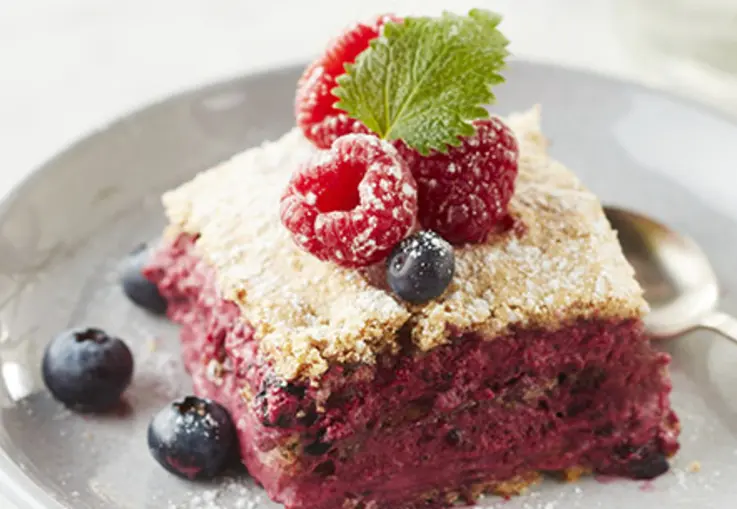 Fragilité Cake mit Himbeer-Heidelbeer-Mousse (Rezept)