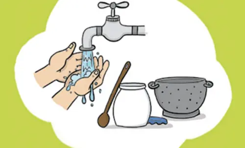 In einer Art Sprechblase ist zu sehen, wie zwei Hände unter dem Wasserhahn gewaschen werden.  Rechts davon steht ein großes Sieb, ein Kochtopf und ein Kochlöffel.