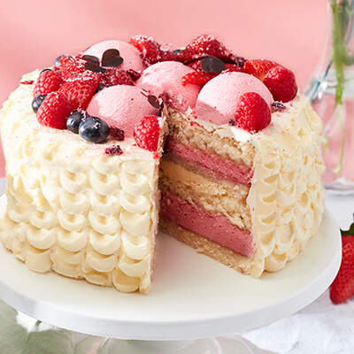 Torte mit Früchten und rosafarbener Buttercreme 
