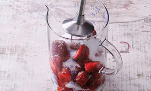 Schritt 2 Erdbeeren liegen in einem Mixer mit dem 123 Fruchtaufstrich