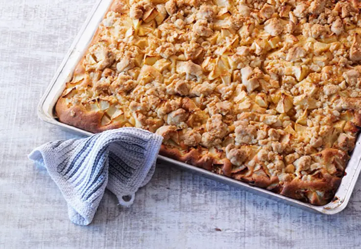 Apfelkuchen mit Streuseln auf dem Blech