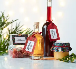 Weihnachtsliköre mit Verzierung