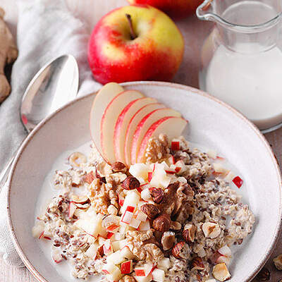Schüssel mit Bircher Müsli und Apfelschnitzen 