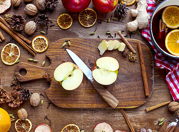 Verschiedene Früchte und Gewürze auf einem Brett verteilt um Weihnachtsmarktspezialiäten nach Rezepten von SweetFamily herzustellen