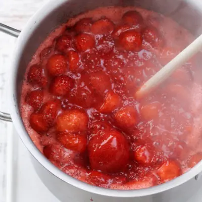 Kochtopf mit köchelnden Erdbeeren.