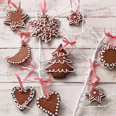 Lebkuchen-Baumschmuck gebacken nach dem Rezept von SweetFamily