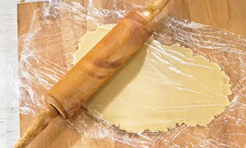 Teig wurde zwischen 2 Folien gelegt und mit einem Nudelholz platt gerollt,