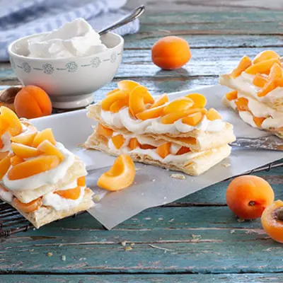 Schnelle Blätterteig-Aprikosentorte gebacken nach dem Rezept von Sweet Family