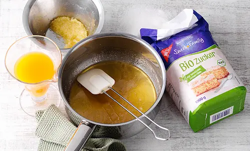 Alle Zutaten  liegen auf dem Tisch, darunter auch eine Tüte Bio-Zucker von Sweetfamily.