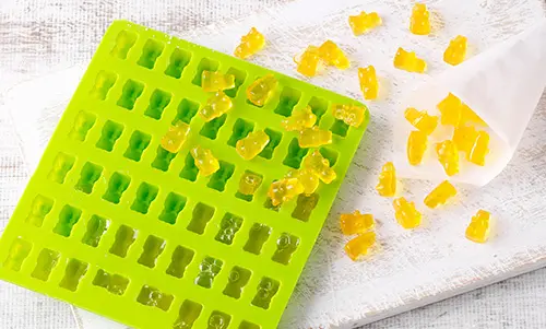 Die Gummibärchen werden aus der Form geholt.
