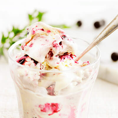Eisbecher mit cremigem Eis und Früchten