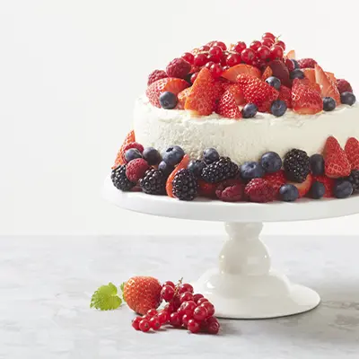 Beerentorte auf einer Etagere