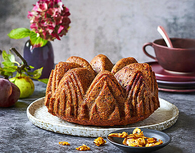 Rote-Beete-Apfel-Guglhupf mit Haselnusscrunch