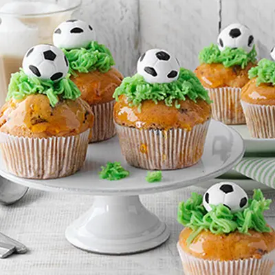 EM-Muffins: Cupkakes mit grüben Frosting und einem kleinen Fußball oben drauf. 