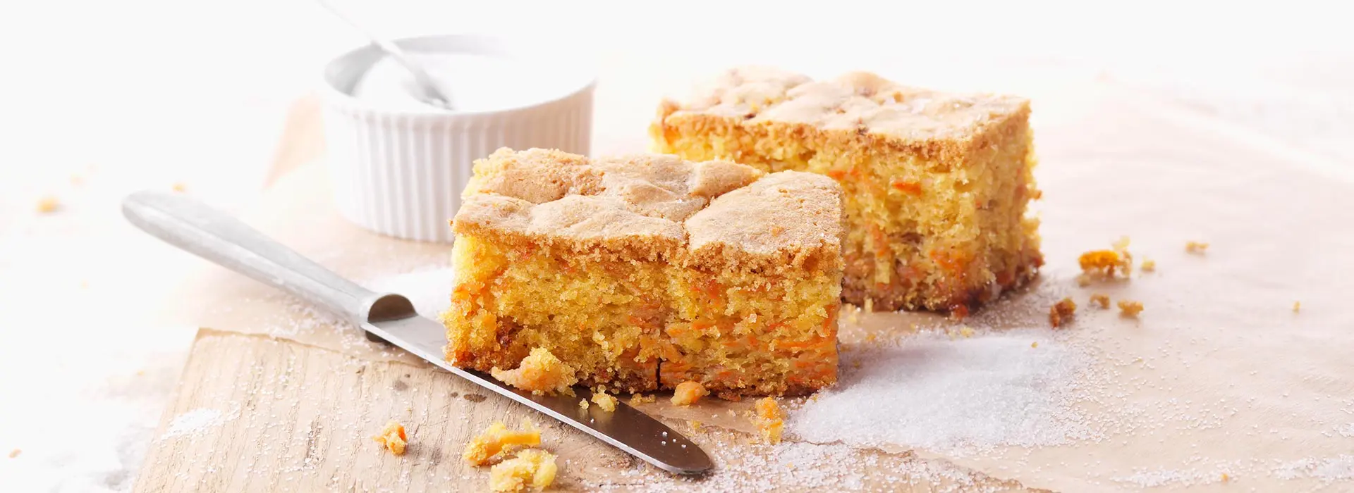 2 Stücken Blechkuchen auf einem Brett serviert