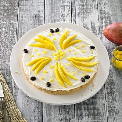 Mango-Espresso-Tarte auf einem weißen Teller 