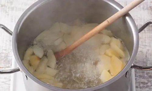 3. Die Früchte abwiegen... In einem Topf kochen Apfelstücken-