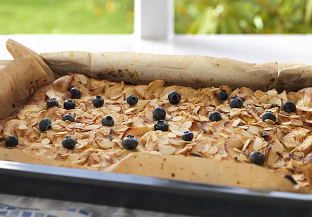 Apfelkuchen mit Mandeln und Heidelbeeren (Rezept)