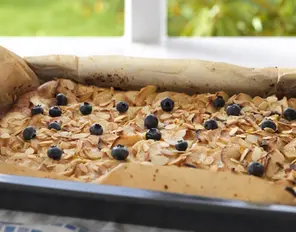 Apfelkuchen mit Mandeln und Heidelbeeren
