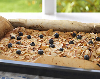 Apfelkuchen mit Mandeln und Heidelbeeren