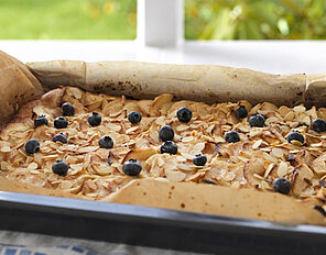 Apfelkuchen mit Mandeln und Heidelbeeren
