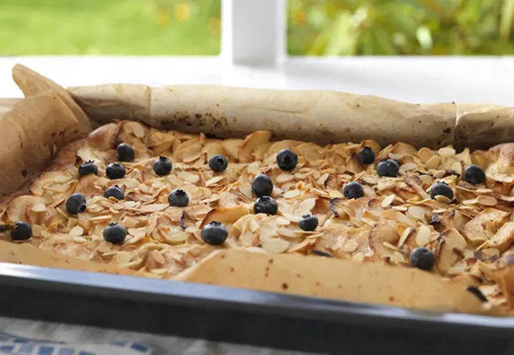 Apfelkuchen mit Mandeln und Heidelbeeren (Rezept)