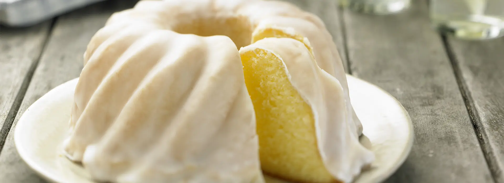 Gelblicher Sandkuchen mit Zuckergussglasur