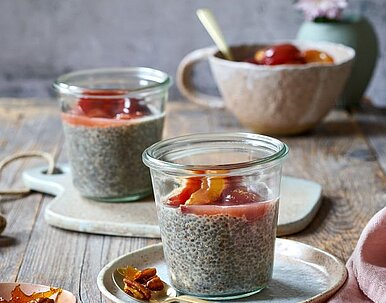 Chia-Gewürz-Pudding mit Zwetschgen und Pekannusskrokant